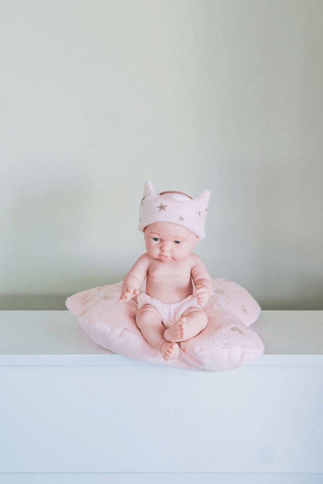 Poupée rêveuse rose