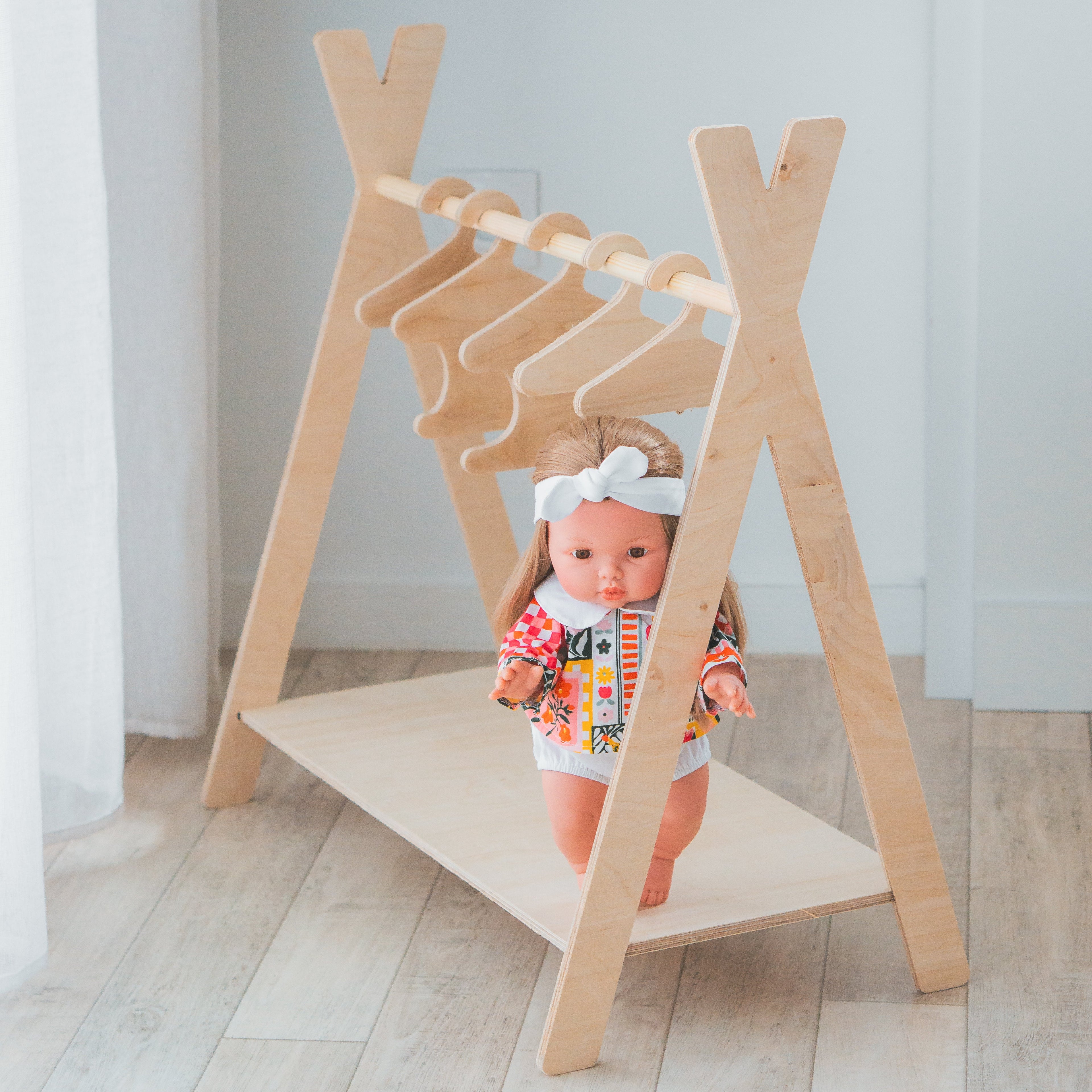 Dressing de poupée + 5 cintres bois (précommandes)